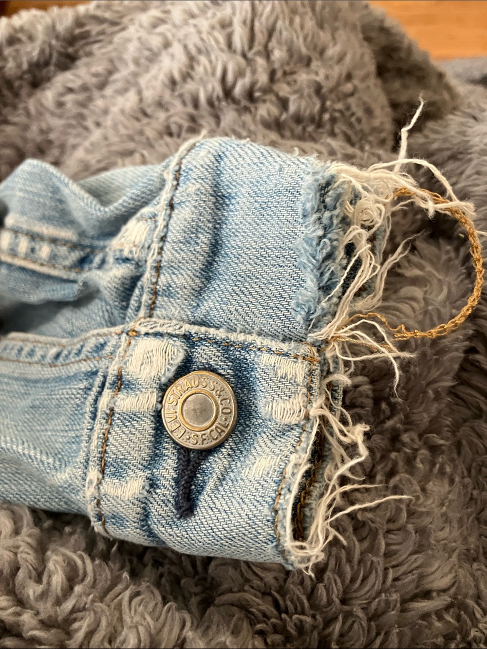 Levi's Light Blue Denim Jean Jacket Distressed Thrashed Size M - Picture 11 of 13